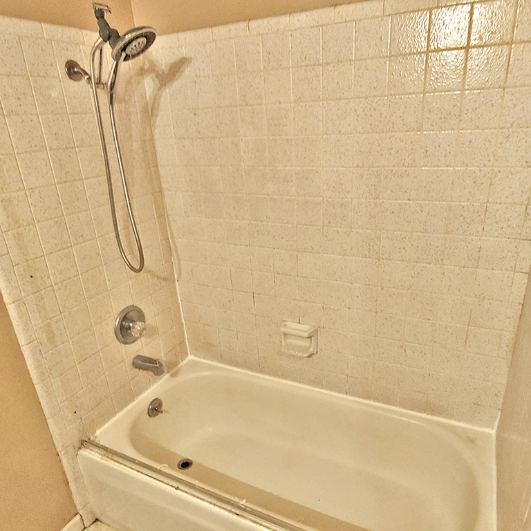 shower and tub before reglaze photo by proreglaze